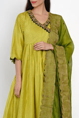 Zarad Nirali Kurta with Sunahri Dhaari Odhni
